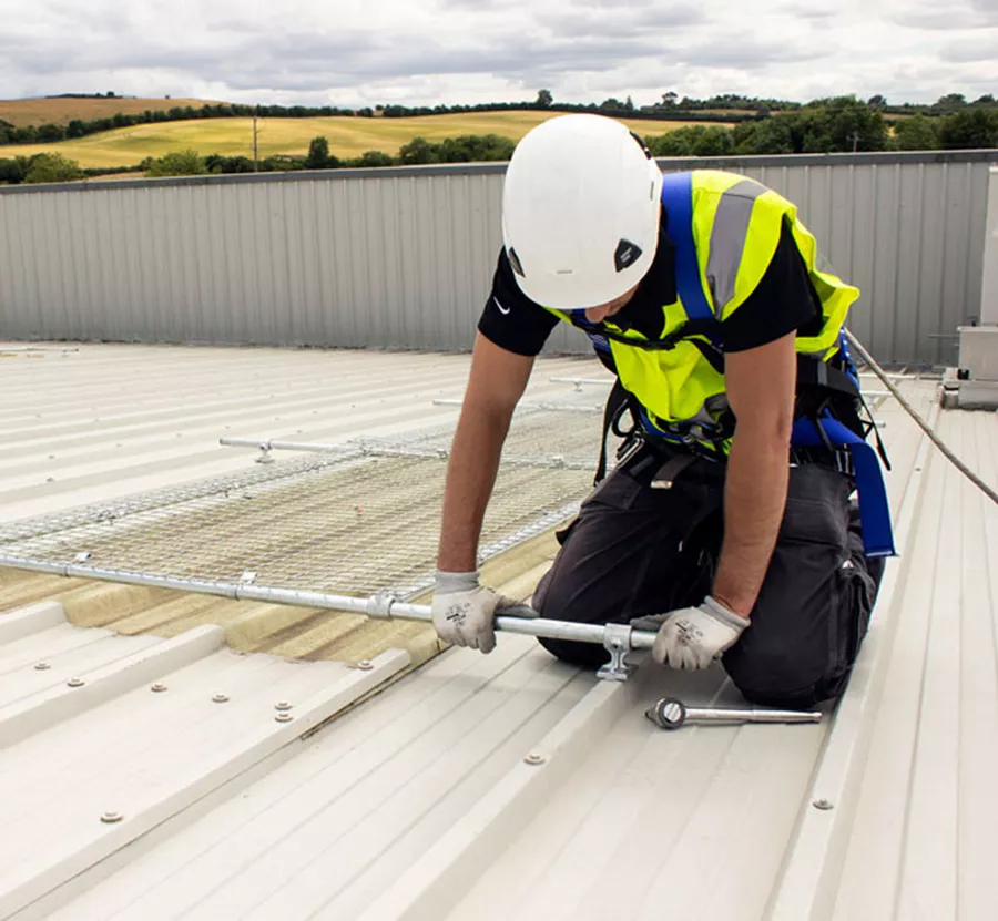 mantenimiento en tejados | riesgos laborales | seguridad laboral | seguridad claraboyas en tejados
