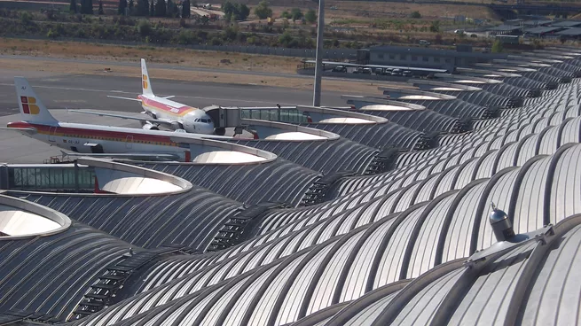 seguridad laboral | cubierta ondulada | tejado ondulado | pasarela de seguridad | aeropuerto Madrid Barajas