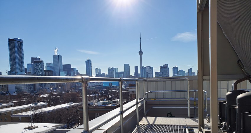 Kee Guard en un tejado Toronto | protección contra caídas en tejados | barandilla de seguridad | barandilla de seguridad | barandillas de seguridad en tejados | protección colectiva contra caídas