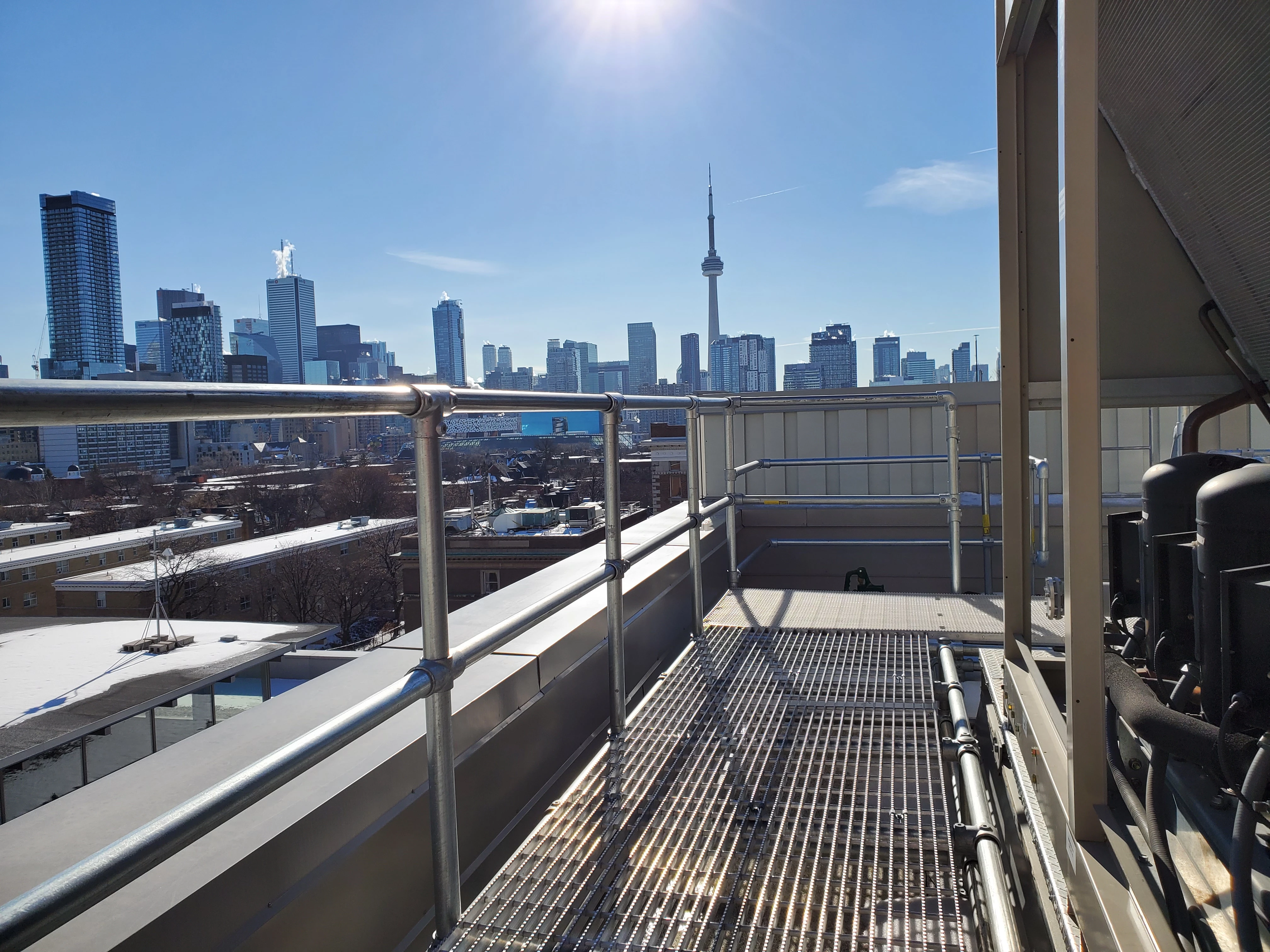 Kee Guard en un tejado Toronto | protección contra caídas en tejados | barandilla de seguridad | barandilla de seguridad | barandillas de seguridad en tejados | protección colectiva contra caídas