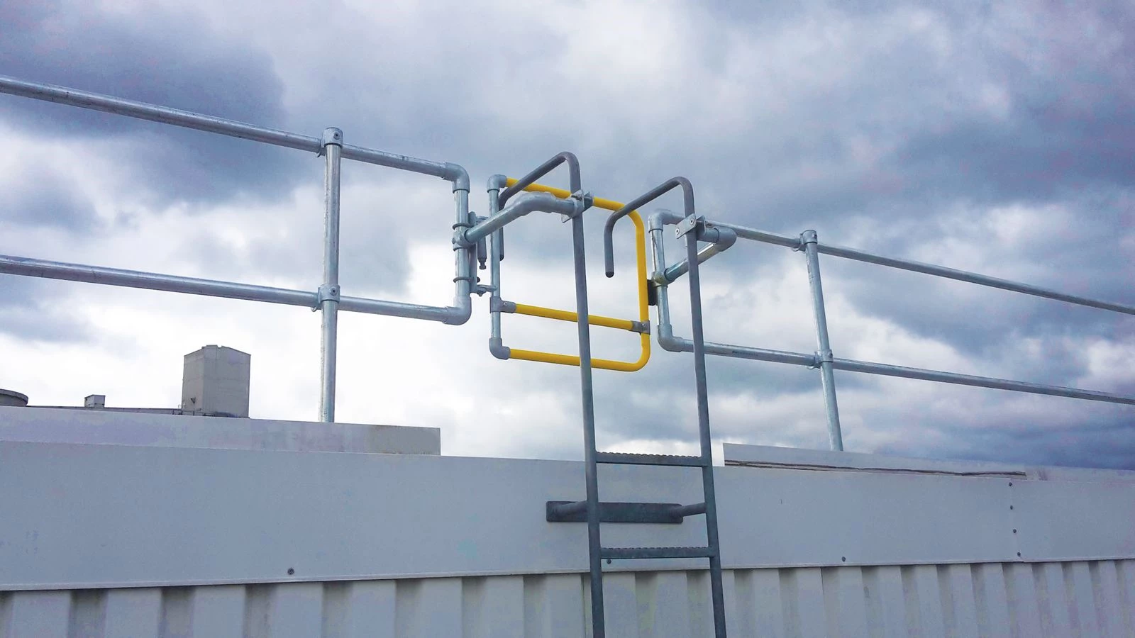 Sistema de barandillas para escaleras Kee Guard® | acceso seguro a cubiertas | sistemas de protección anticaídas en cubiertas