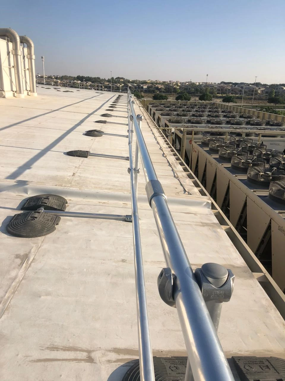 protección contra caídas en tejados | barandilla de seguridad | barandilla de seguridad | barandillas en tejados | protección colectiva contra caídas | Kee Guard®