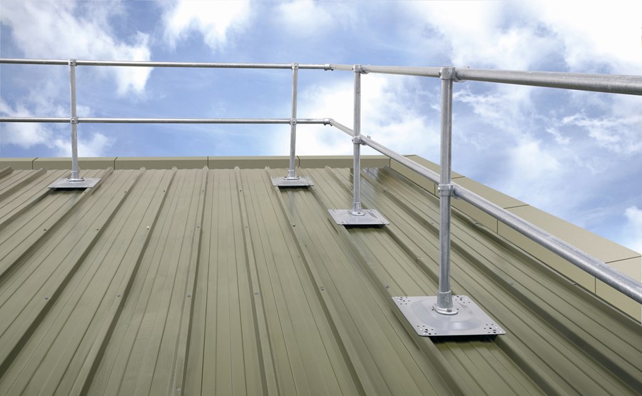 protección contra caídas en tejados | barandilla para tejados | soluciones de protección de bordes para tejados metálicos | barandillas de seguridad para tejados metálicos