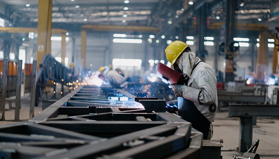 trabajador soldador gafas protección