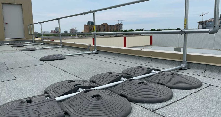 barandilla para tejados Kee Guard© | protección contra caídas en tejados | barandilla de seguridad | barandillas de seguridad | protección colectiva contra caídas