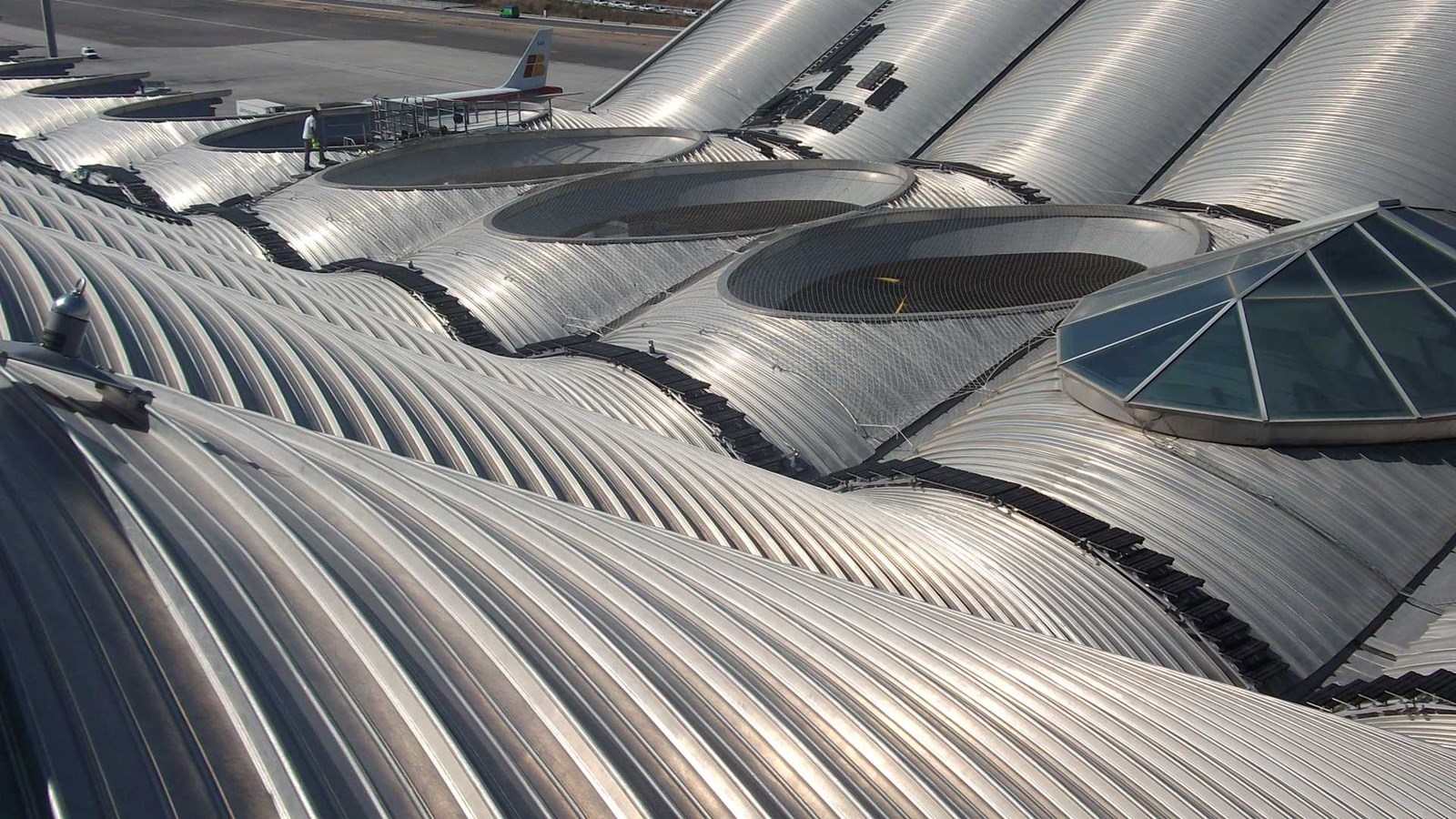 pasarela acceso seguro | tejado ondulado aeropuerto Madrid Barajas | Kee Walk