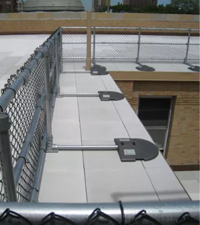 Kee Guard© con relleno de malla metálica | protección contra caídas en tejados | barandilla de seguridad | barandillas de seguridad en tejados | protección colectiva contra caídas